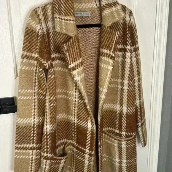 Absolutely Famous - Picture 9 of 16